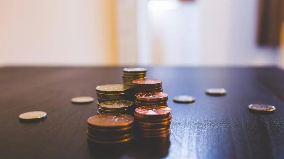 Consumer confidence dips ahead of budget