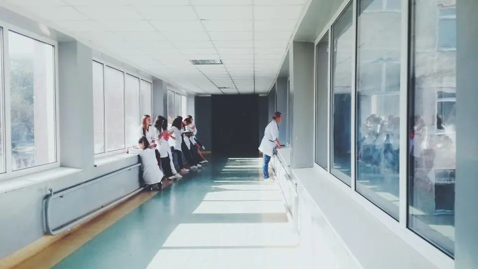 New clinic cuts waiting times for knee surgery